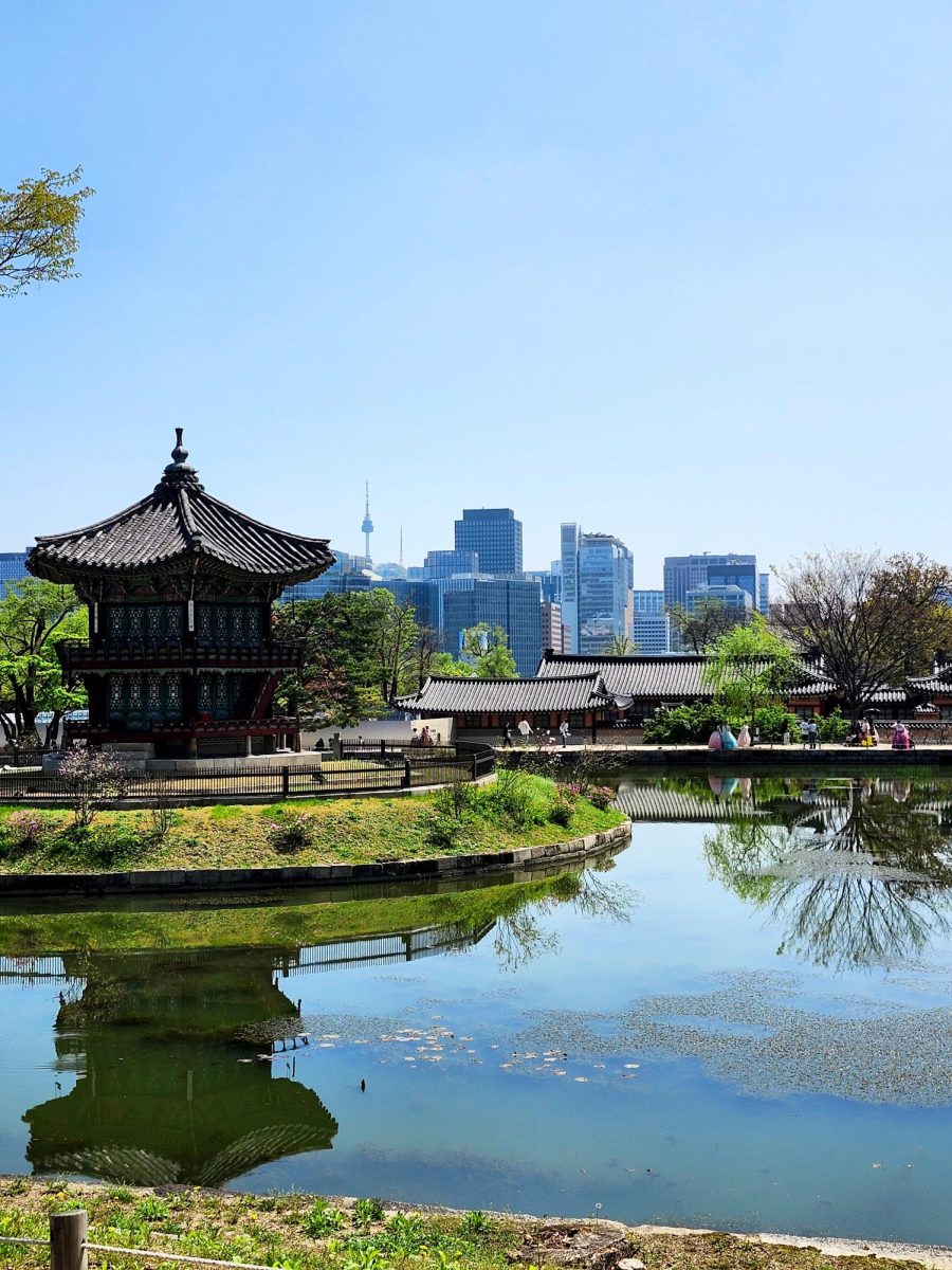 A pavilion in Gyeongbokgung Palace. The Seoul N Tower can be seen far in the background. 